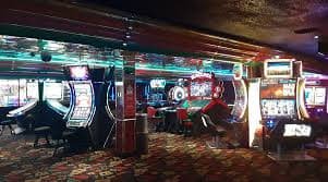 Casino ဇယားဂိမ်းများ – Baccarat နှင့် Roulette ကစားနေသောပုံ